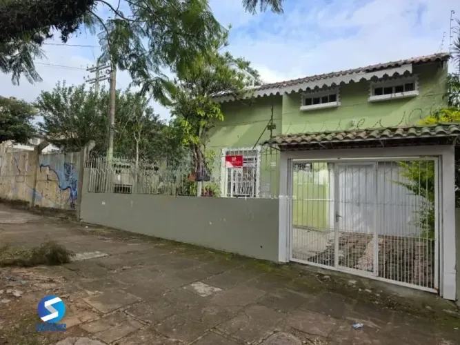 Sobrado com Piscina, Garagem para 3 Carros e Espaço para Salão de Festas à Venda e para Lo