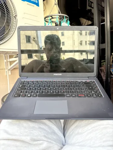 Notebook positivo danificado
