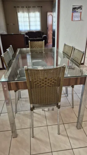 Mesa de jantar com tampo de vidro e 6 cadeiras, em excelente estado.