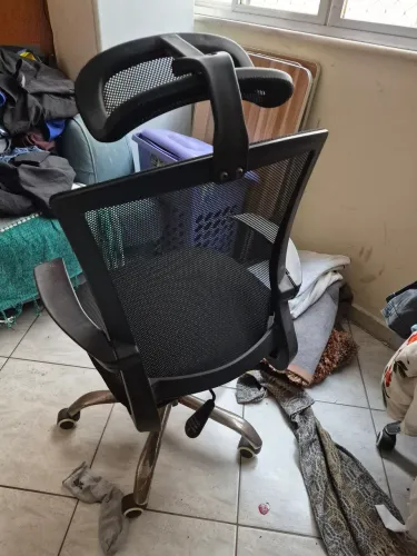 Cadeira de escritorio com regulagem de altura e encosto de cabeça