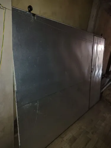 Portão de 2.20 altura por 3.15 largura, possui portão pequeno na lateral, roldanas correr