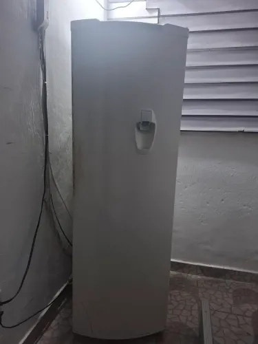VENDE UMA GELADEIRA