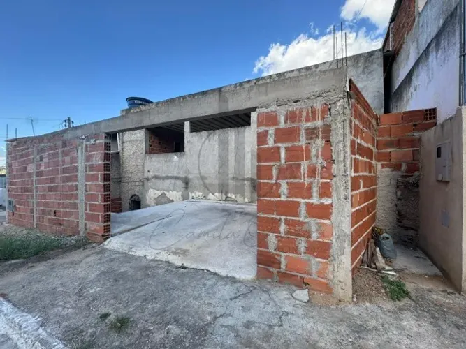 Venda: Casa em Lote Inteiro no Bairro Altinópolis em Gov. Valadares/MG