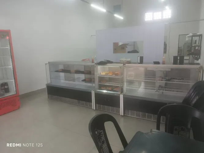 Salgadaria e bolos em funcionamento