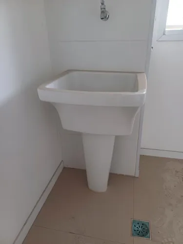 Tanque de louça com coluna