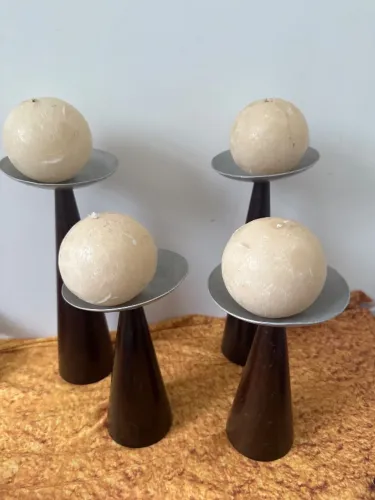 4 castiçais com velas