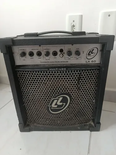 Caixa amplificadora para instrumentos
