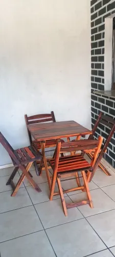 Oferta... Conjunto mesa e cadeiras de madeira invernizadas