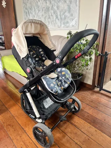Kit Carrinho de bebê + bebê conforto