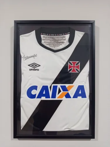 Camisa do Vasco da gama autografada.
