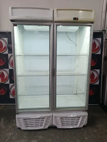 Geladeira industrial 220 volts 2 portas usada em ótimo estado funcionando perfeitamente