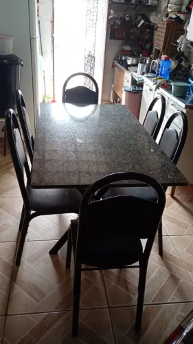 Vendo uma mesa de seis cadeira de granito por 500 interessados chamar no zap *44