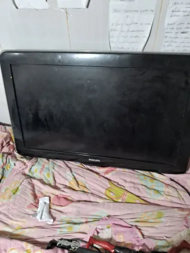 Tv não é smart ,está sem controle ,mas está ligando quem se interessar ,vendo barato