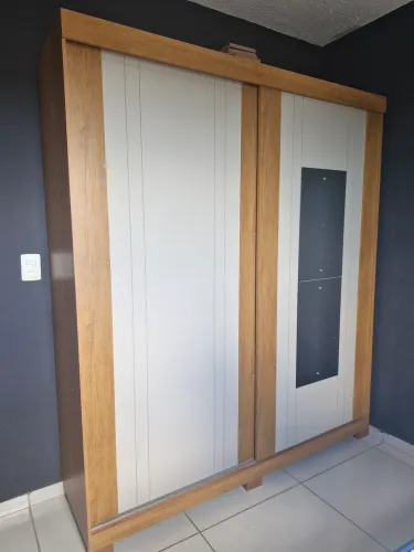 Vende-se guarda roupa  em mdf,sem riscos,sem defeito algum, é  só  olhar e comprar e levar