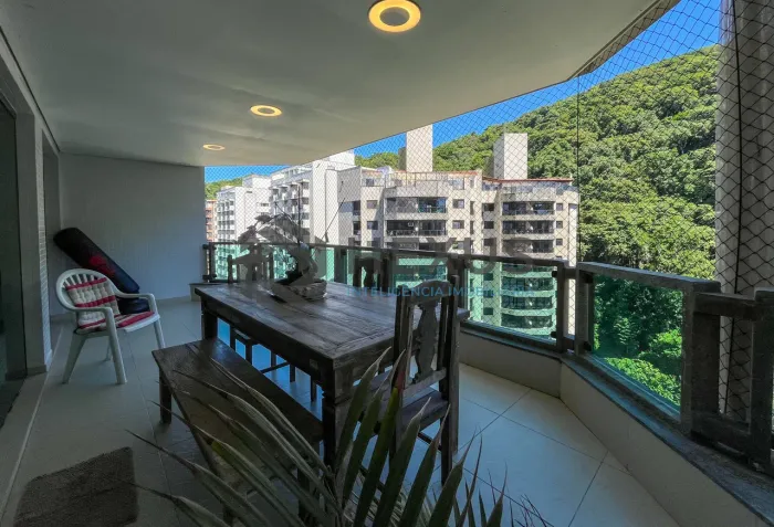Apartamento com varanda e lazer na Praia das Pitangueiras, Guaruja