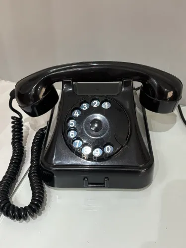 Telefone antigo preto funcionando