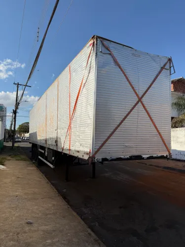 Carreta baú Randon ls
