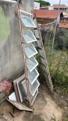 2 vasculhantes com vidro, de abrir no tamanho de 56x210