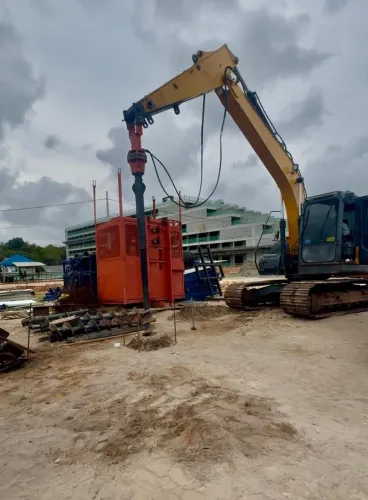 Perfuratriz acoplado na escavadeira 