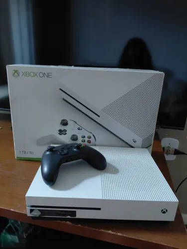 Xbox One S 1TB + Controle Xbox Series S Carbon Black + GTA V (Mídia física)