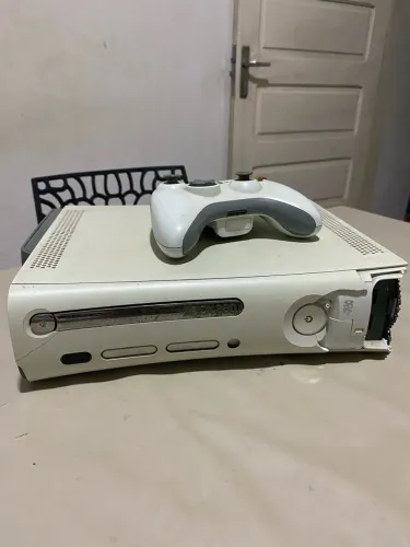 Xbox 360 com um controle e 5 jogos