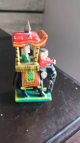 Elefante indiano em madeira entalhado 