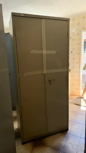 Armário de aço com 2 portas e 4 prateleiras