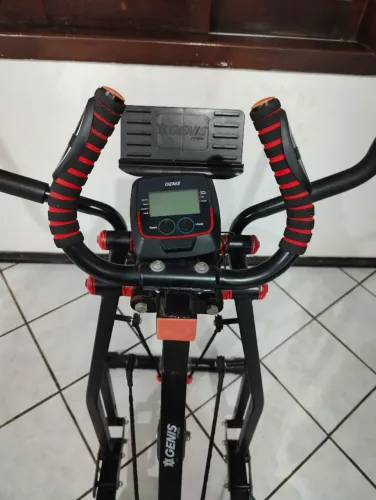 Simulador de caminhada / elíptico Genis Fitness com painel digital