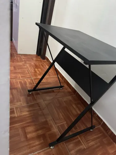 Mesa para Computador / Escritório - Compacta e Moderna