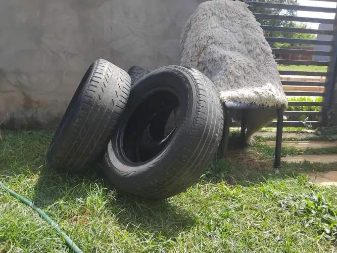 Vendo para desocupar espaço PNEUS ARO 14/185 - R$90,00 CADA UM