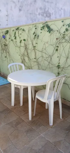 Vendo mesa redonda de plastico. Leva 2 cadeiras de brinde
