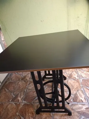 Mesa rústica com tapo de madeira 