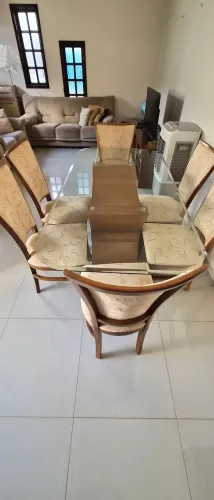 Jogo de mesa com 6 cadeiras 