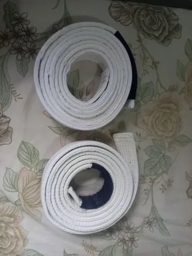 Faixas branca de jiu-jitsu