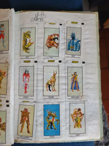 Caderno com todas as figurinhas zung balas são João