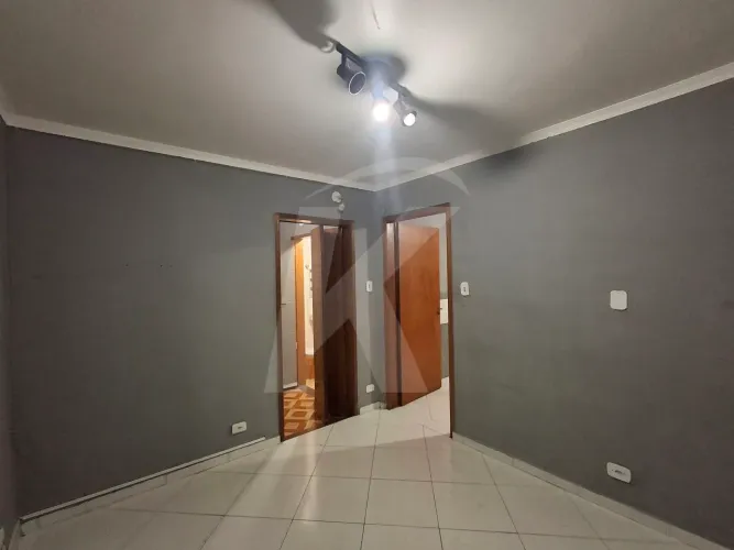 Casa com 1 quarto, sala, cozinha, banheiro, área de serviço, 1 vaga de garagem.