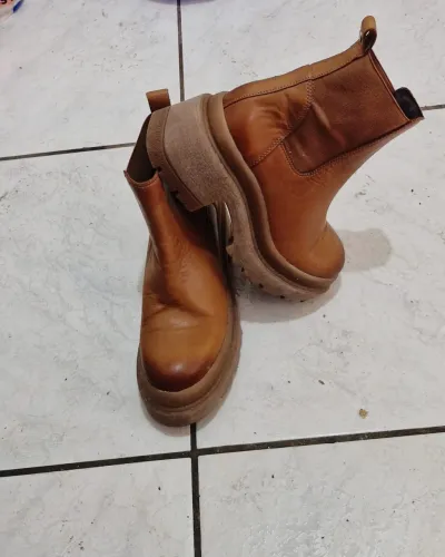 Tênis e bota