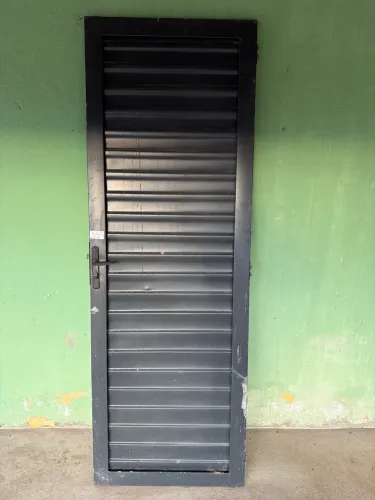 Porta de ferro medindo 2,04m x 0,70