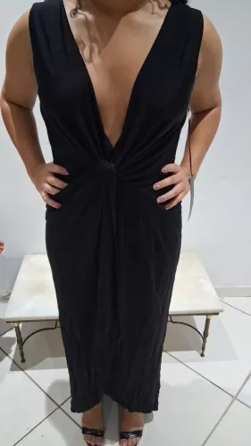 Vestido Preto Midi Decote Profundo com Nó Frontal e Costas Abertas