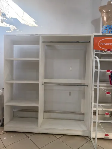 Armário tipo closet aberto em MDF