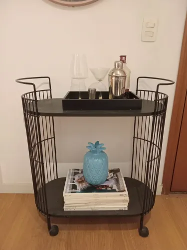 Bar moderno com rodinhas na cor preta