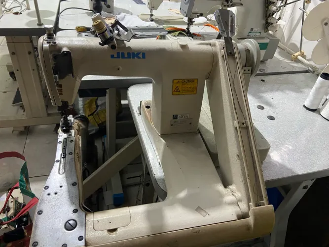 Máquina de braço duas agulha para camisaria