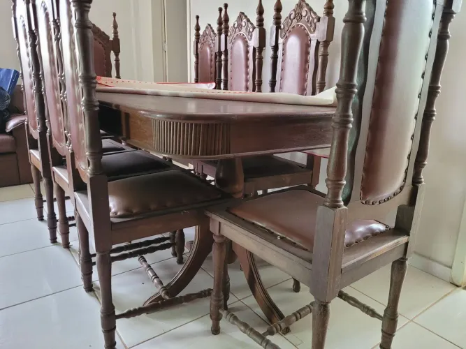 Vendo Móveis Antigos: Conjunto de Mesa 2,05 X 1,05; 8 cadeiras ornamentadas.