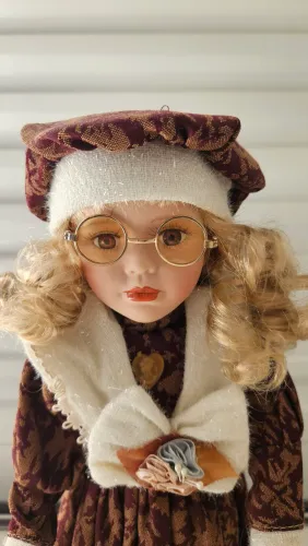 Boneca de Porcelana com 45 cm