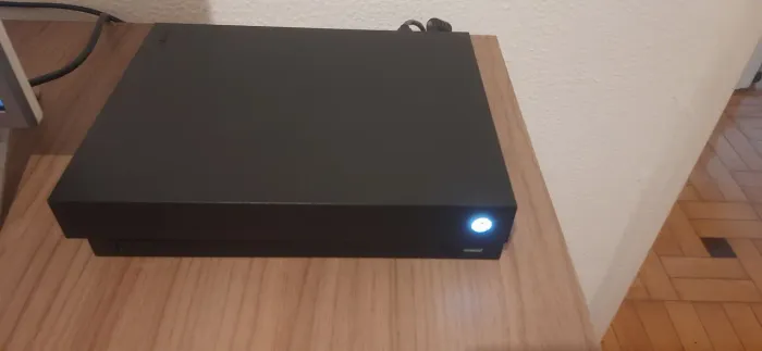 XBOX ONE X 1TB c/ 2 Controles
