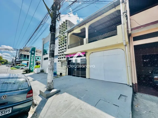 Casa Comercial 11 ambientes, 10 vagas 2 frentes Av. Carvalho Leal e R. Parintins