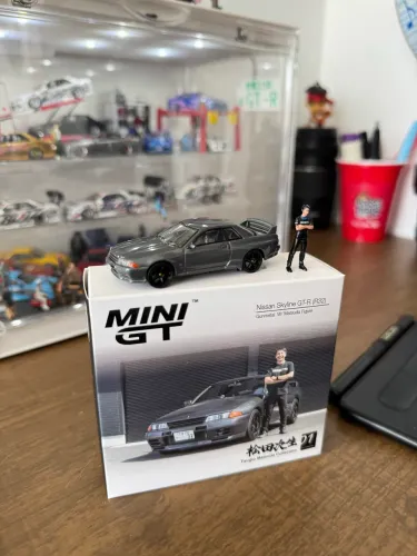 MiniGT Skyline R32