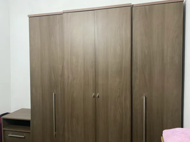 Móveis (roupeiro, cômoda, mesinha de cabeceira e rack)