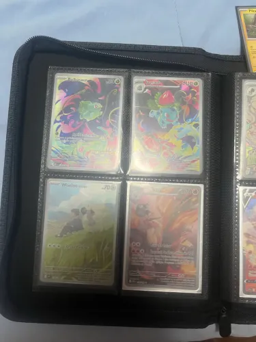 Álbum Pokémon tcg acompanha o álbum e as cartas e alguns brindes