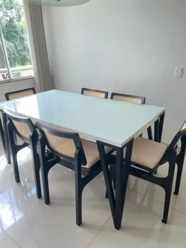 MESA DE JANTAR MODERNA COM CADEIRAS DE ALTO PADRÃO 